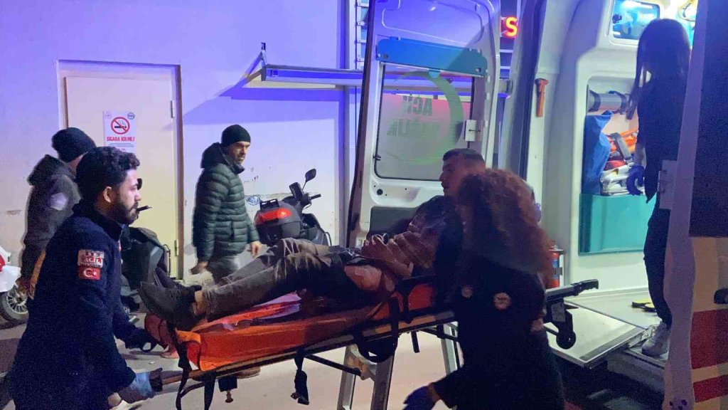 Sokak ortasında vahşi bıçaklı kavga: 3 kişi yaralı
