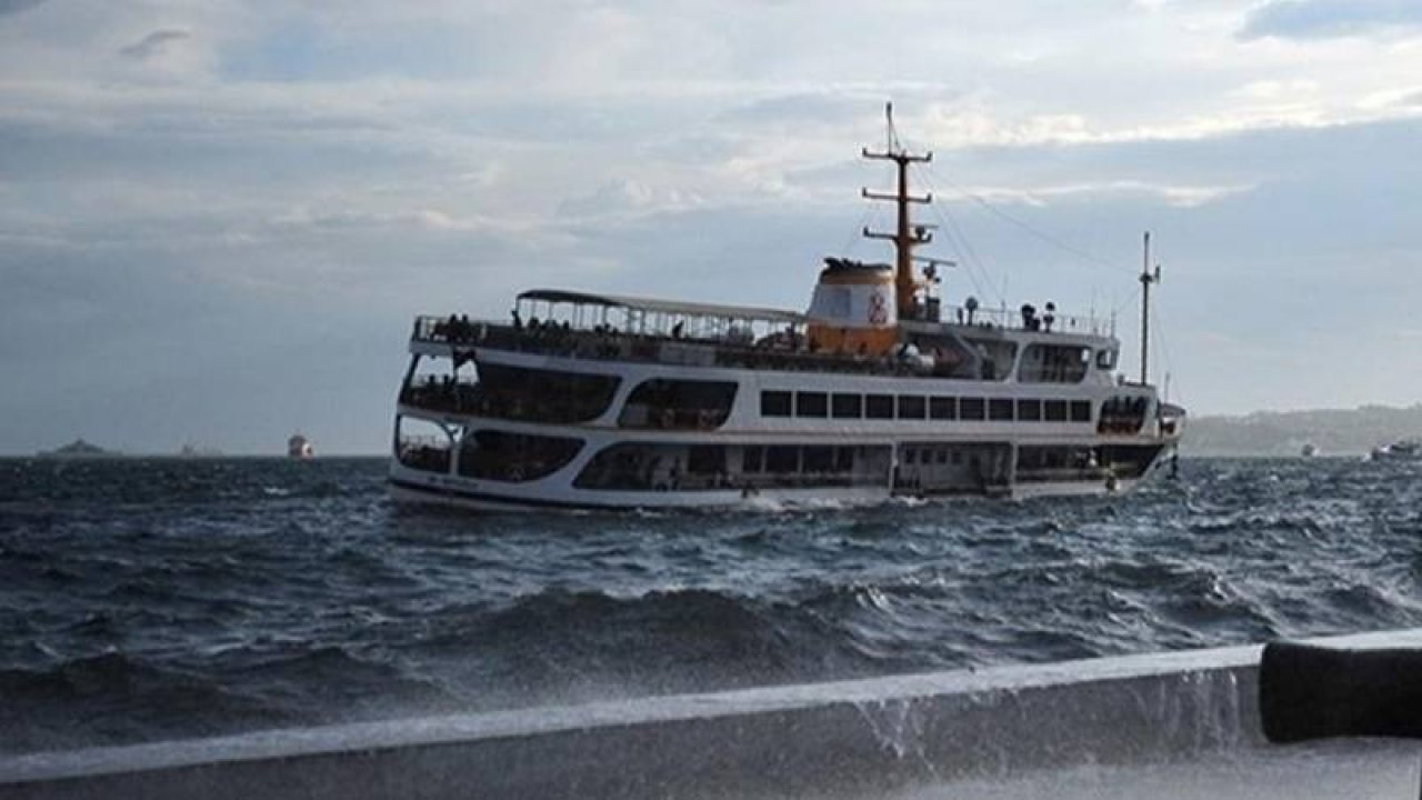 Çanakkale'de fırtına hayatı olumsuz etkiliyor: Feribot seferleri iptal!