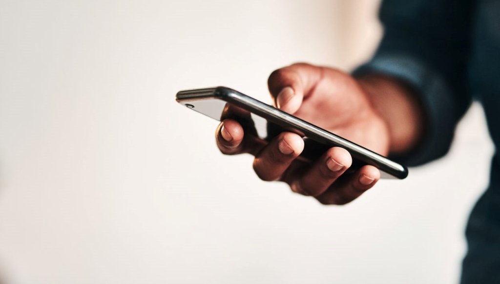 Fransa'da kamuya açık alanlarda telefon kullanımı yasaklandı