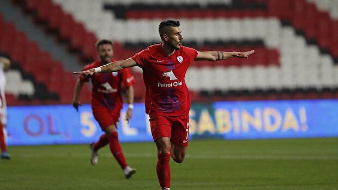Maçta ilginç anlar: Kadın hakem itekledi, futbolcu kendinden geçti!