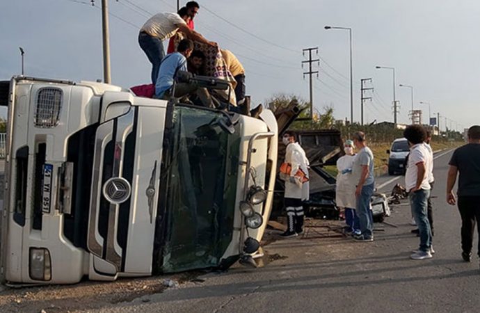Kocaeli'de Hurda dolu kamyon kaza yaptı: 3 yaralı