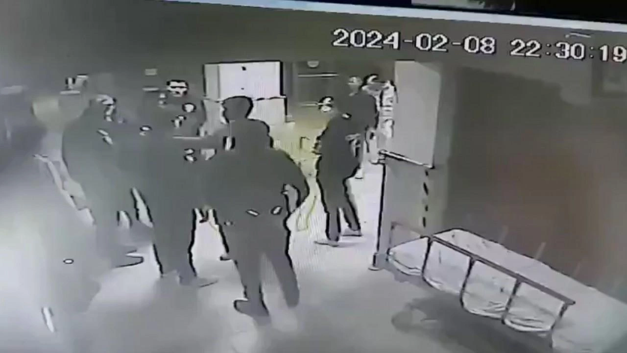 Ağabeyini tedavi eden doktora saldırdı: O korkunç anlar kameraya yansıdı!