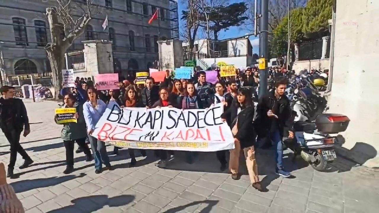 İstanbul Üniversitesi öğrencilerinin protestosuna müdahale edildi