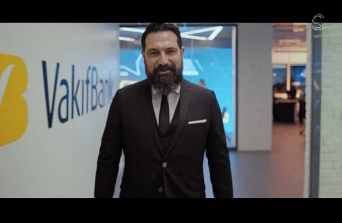 VakıfBank'ın marka yüzü , takım elbiseli Abdülhamid