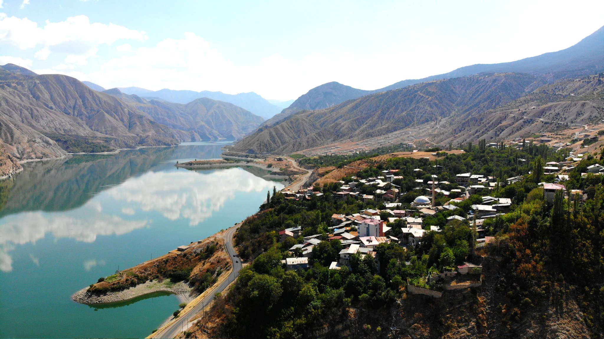 Buraya giden geri dönmek istemiyor! Eşsiz güzellikteki bu köy ziyaretçi akınına uğruyor