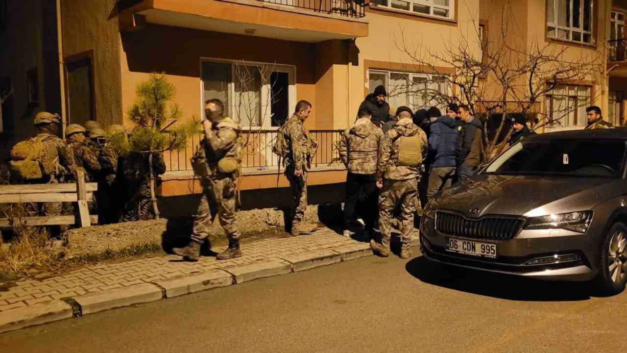 PÖH ekipleri devreye girdi: 7 yaşındaki oğlunu 12 saat boyunca rehin aldı, polisle çatıştı