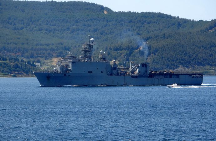 Savaş gemisi ‘Oak Hill’ Çanakkale Boğazı’ndan geçti