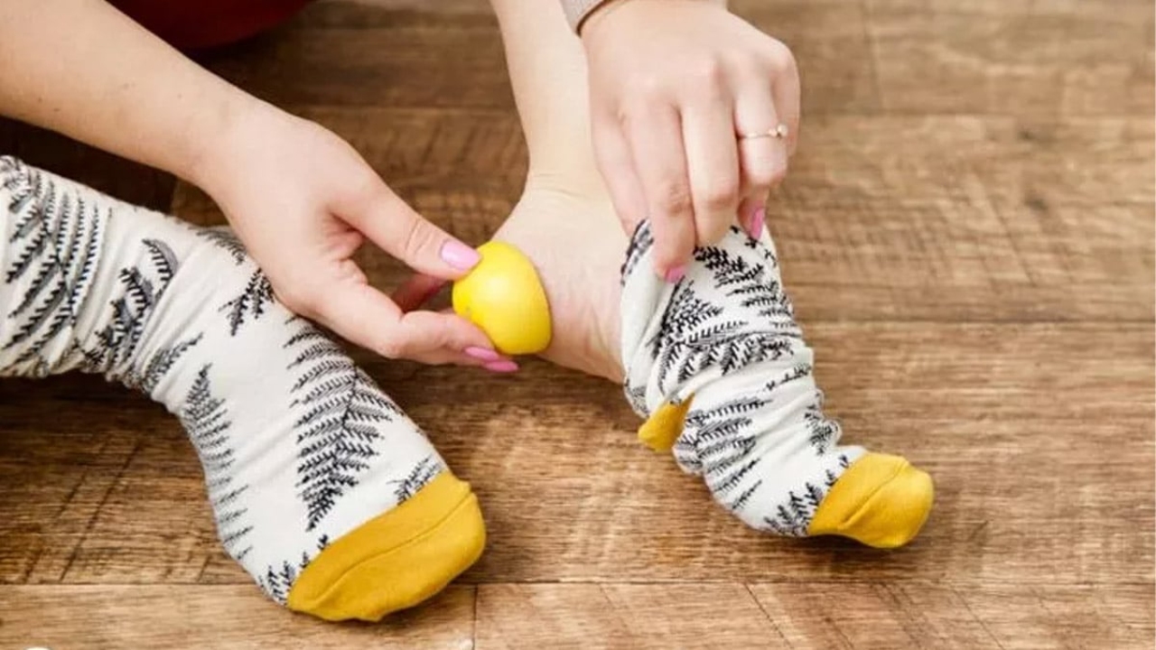 Limonu topuğa sürmenin etkisi inanılmaz çıktı! Sadece sürüp bekleyin, bakın o yöntem ne işe yarıyor?