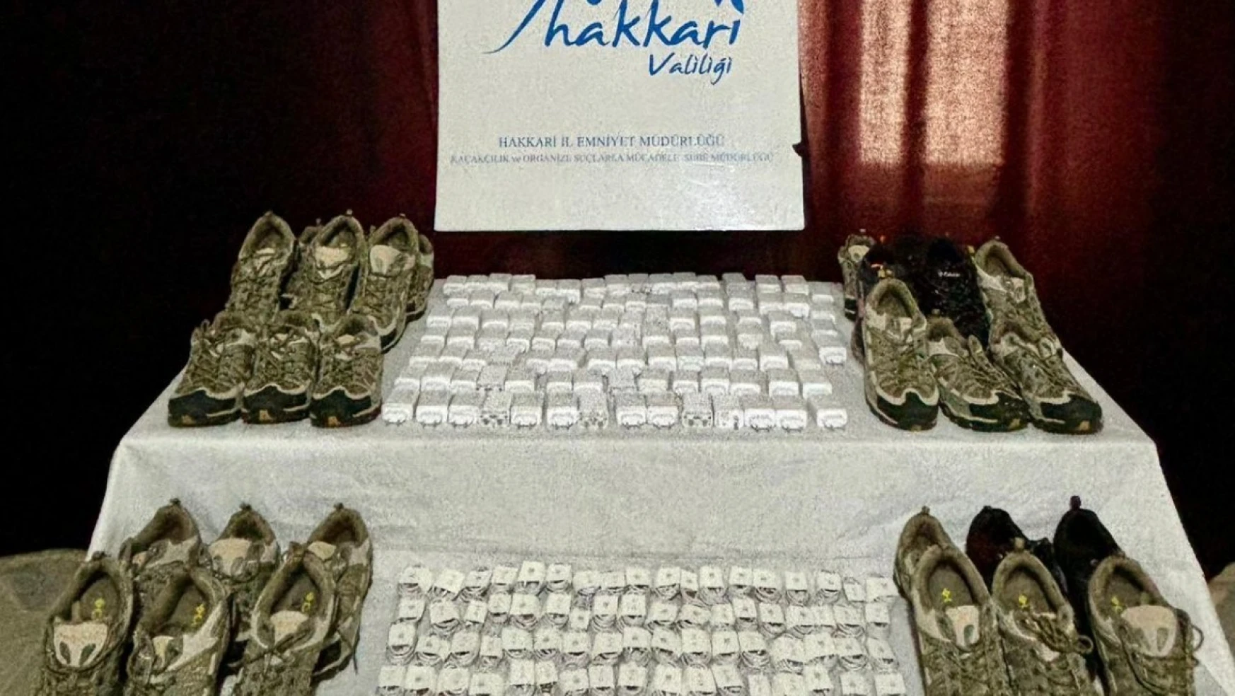 Hakkari'de kaçak olarak bulunan 13 kilo altın ve 17 kilo uyuşturucu ele geçirildi