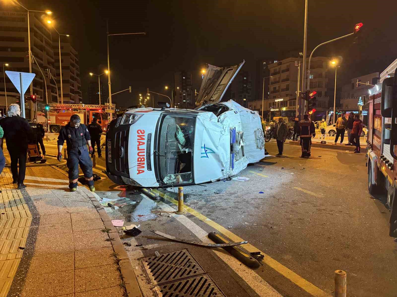 Mersin Yenişehir'de ambulans ile otomobil çarpıştı: 1’i ağır olmak üzere 7 yaralı