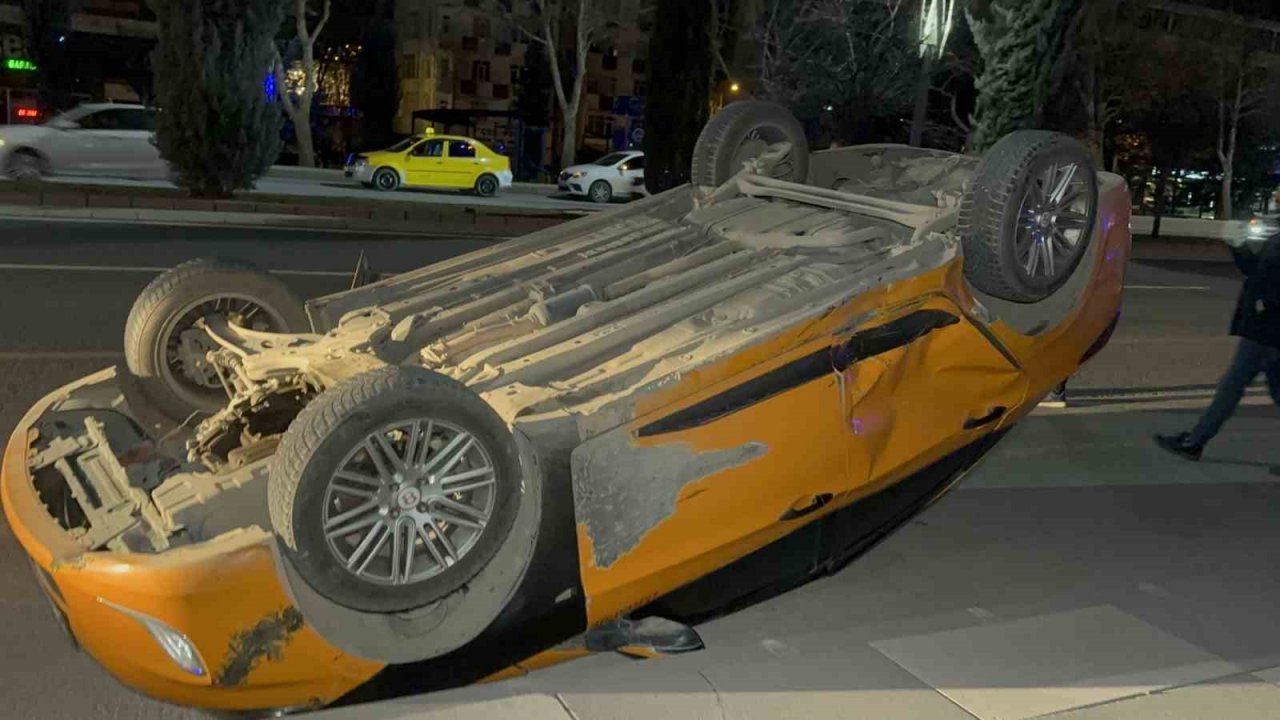 İzmir’de yolcu otobüsü ile otomobilin çarpışması sonucu 2’si ağır 4 kişi yaralandı