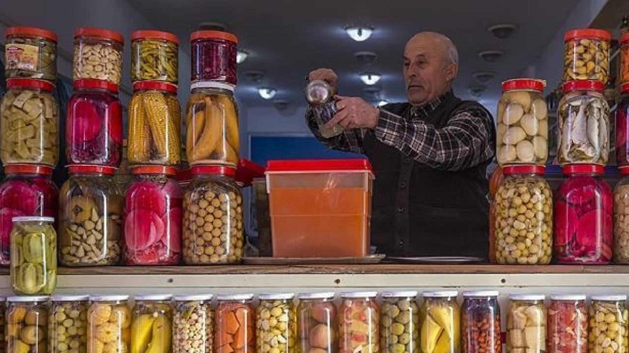 50 senelik usta tüyosunu verdi! ‘O 3 malzeme olmazsa olmaz’: Turşu erimiyor ve daima kütür kütür kalıyor