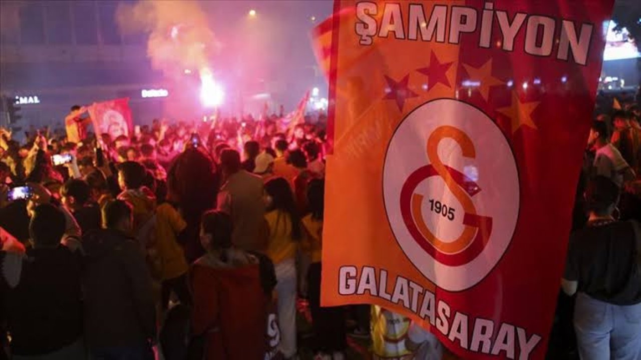 Galatasaray galibiyetini taraftarıyla kutlamayı tercih etti!