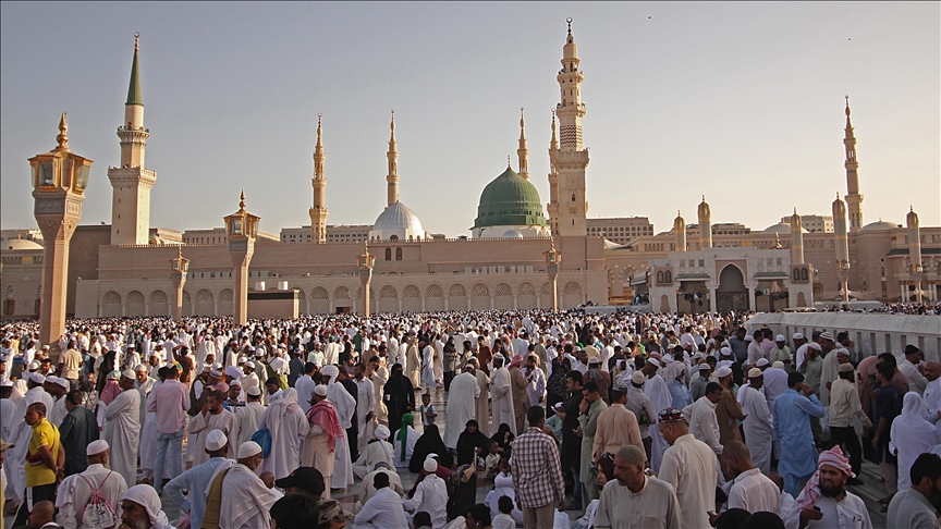 Suudi Arabistan'dan flaş kararlar! Yüksek sesle ezan okumak ve kuran okumak yasaklandı