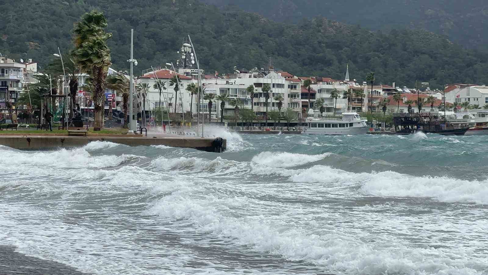 Marmaris'te şiddetli hava koşulları: Sokaklar sular altında kaldı