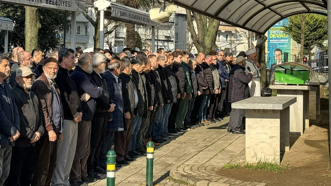 Deprem korkusuyla camdan atlayan genç defnedildi