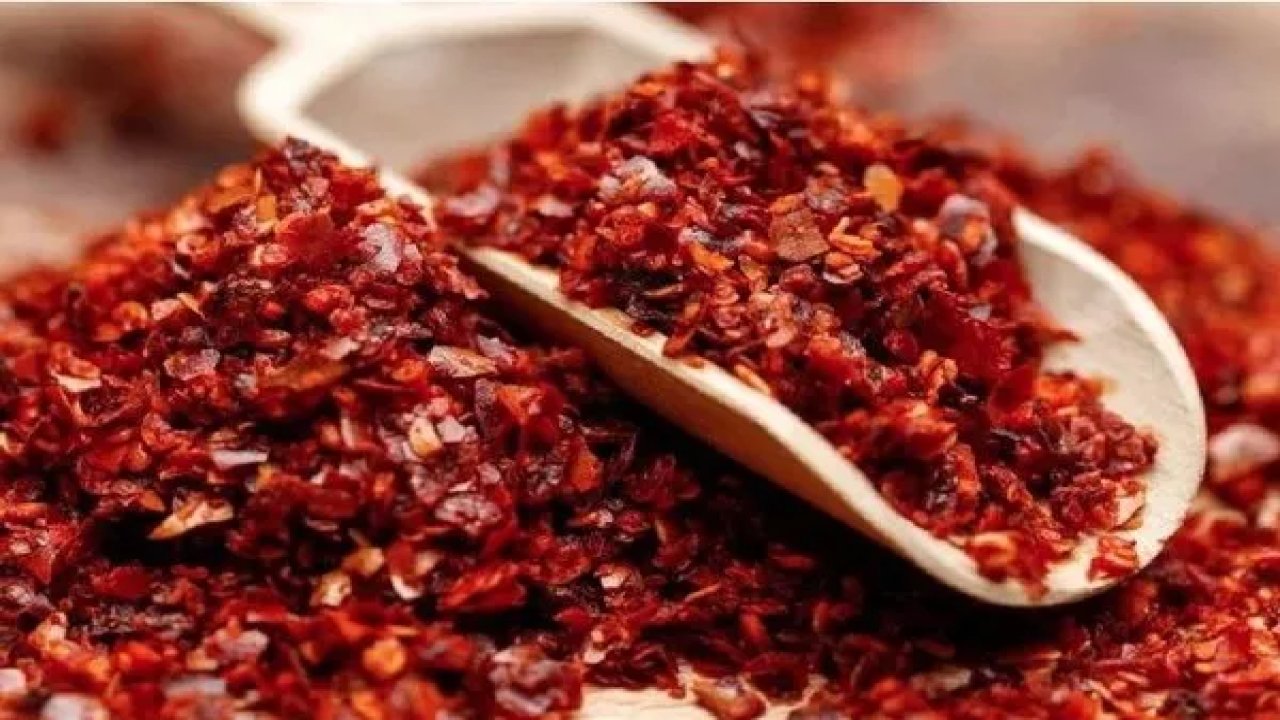 Pul biber diye bizlere talaş yedirmişler! Sahte pul biberi bu şekilde anlaşılıyor!