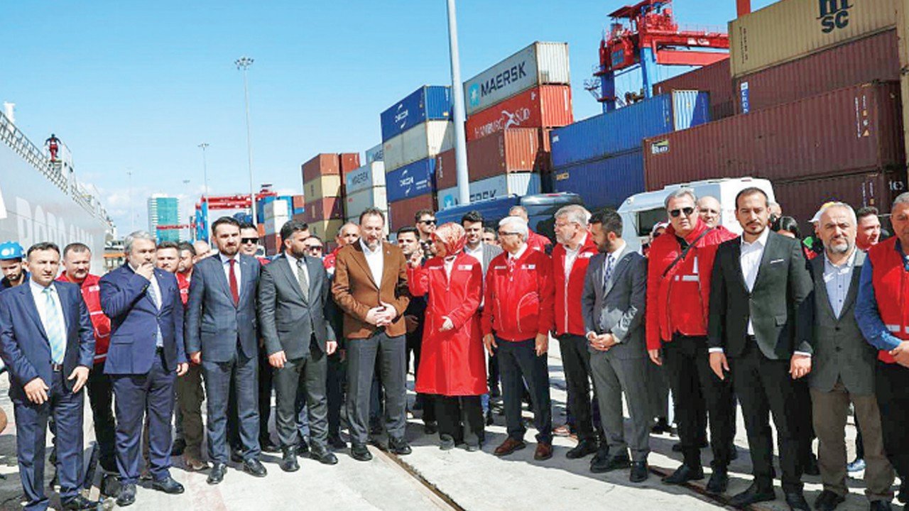 'İyilik Gemisi’ Gazze için Mersin Limanı'ndan yola çıktı