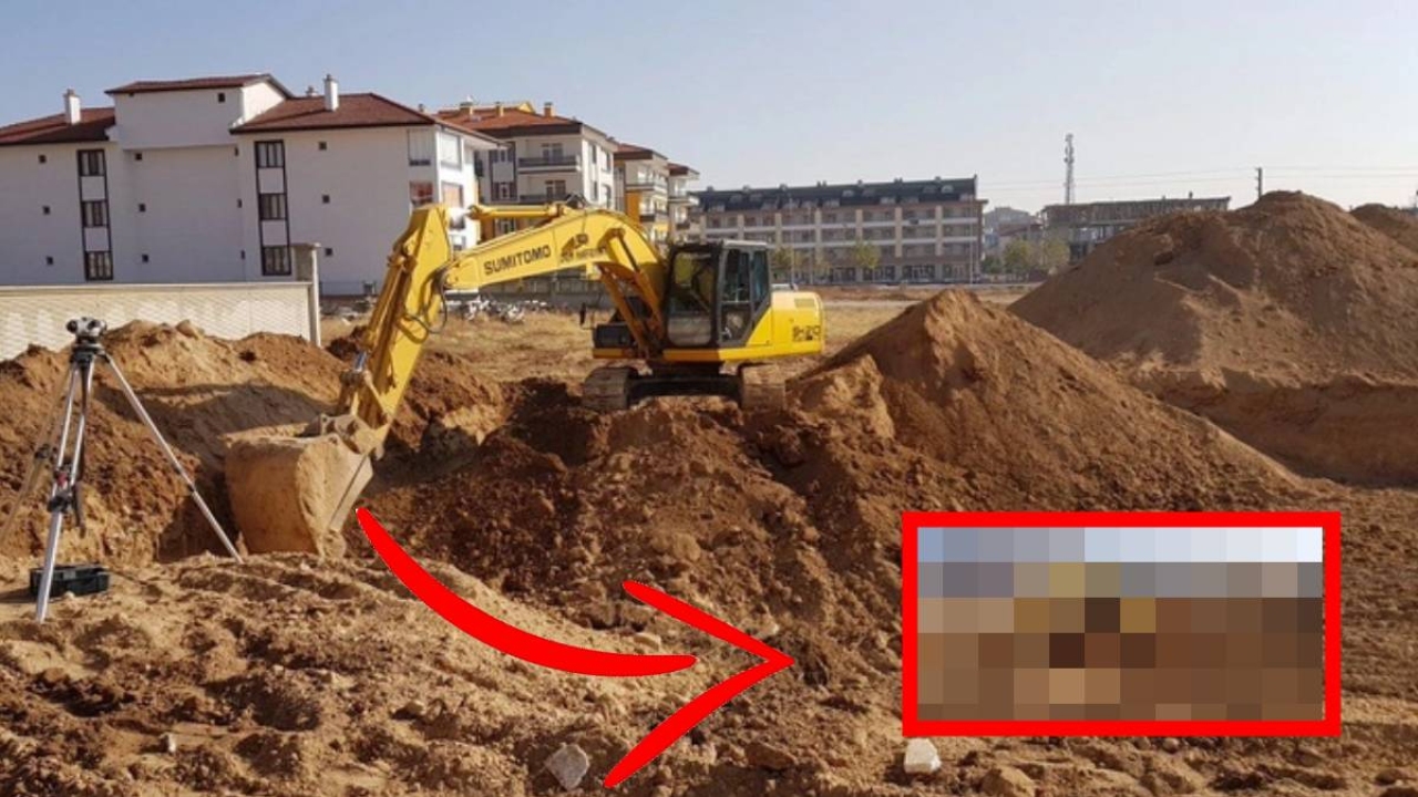 İnşaat işçileri kola içerek çalışıyorlardı, kepçenin ucuna bir anda takıldı! Önce düzmece sandılar: Anlayınca 