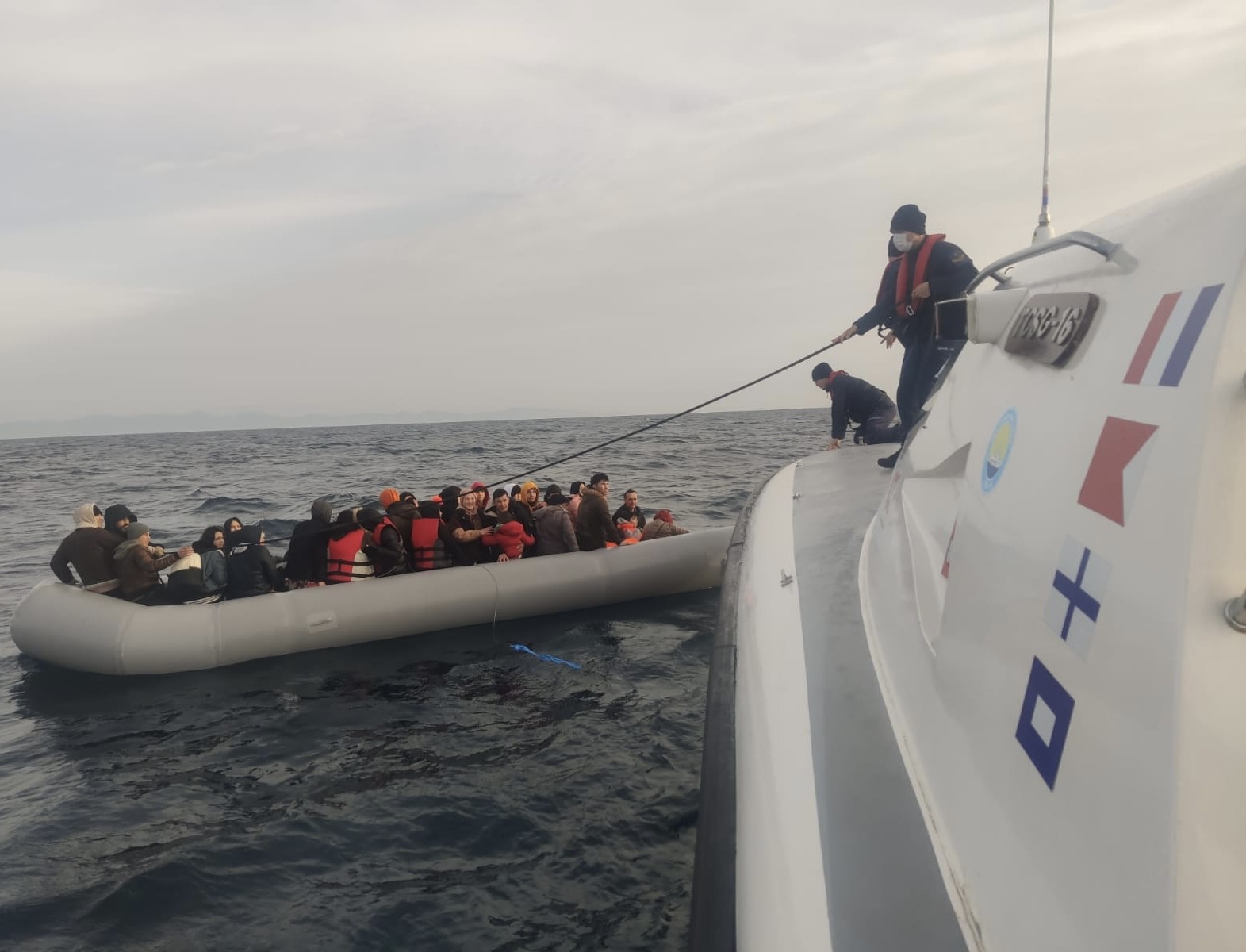 Bozcaada açıklarında 42 kaçak göçmen kurtarıldı