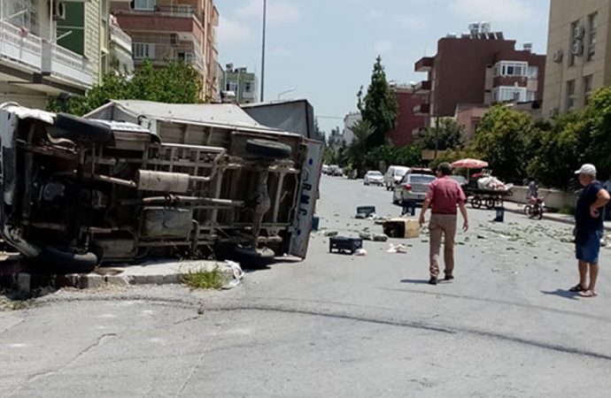 Otomobille çarpışan salatalık yüklü kamyonet devrildi: 2 yaralı