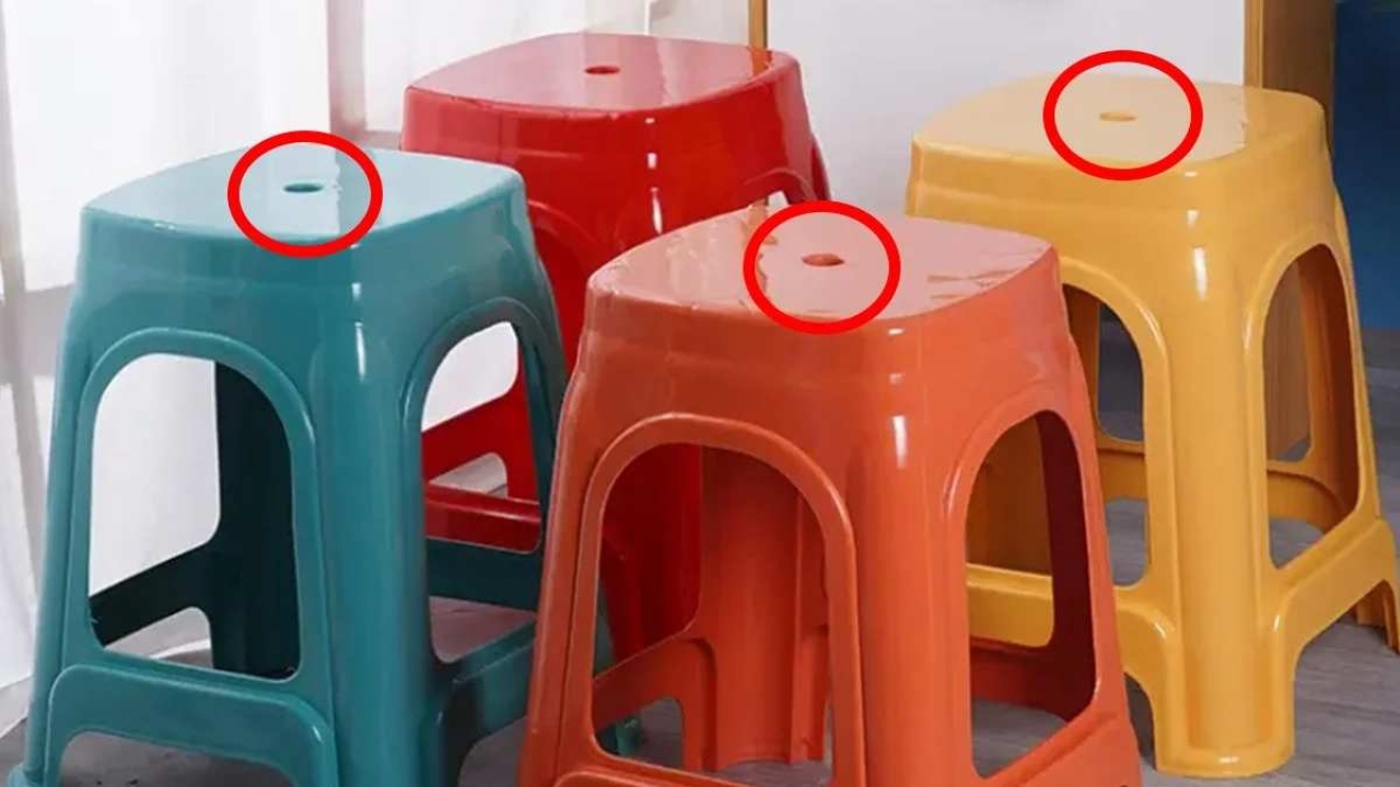 Taburelerin ortasındaki delik bakın ne işe yarıyormuş! Herkes oturuyor fakat kimse bilmiyor