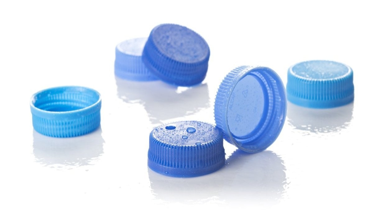 Şişe kapaklarındaki o plastiklerin meğer çok büyük işlevi varmış! Ne işe yaradığını duyunca çok hayret edeceks