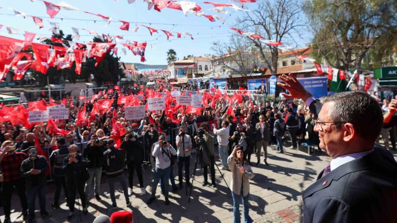 Özel, mitinginde atılan bir sloganı düzeltti: “Evladım o mesajı mı verdik şimdi?”
