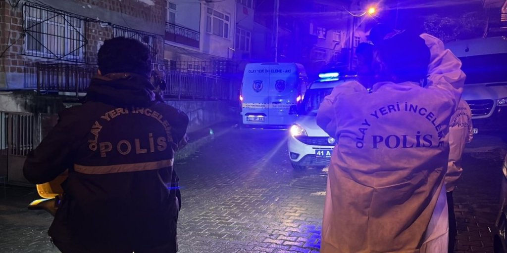 Alkol Masasında Abisini Boğazından Bıçaklayarak Öldürdü! İzmit'te Vahşet!