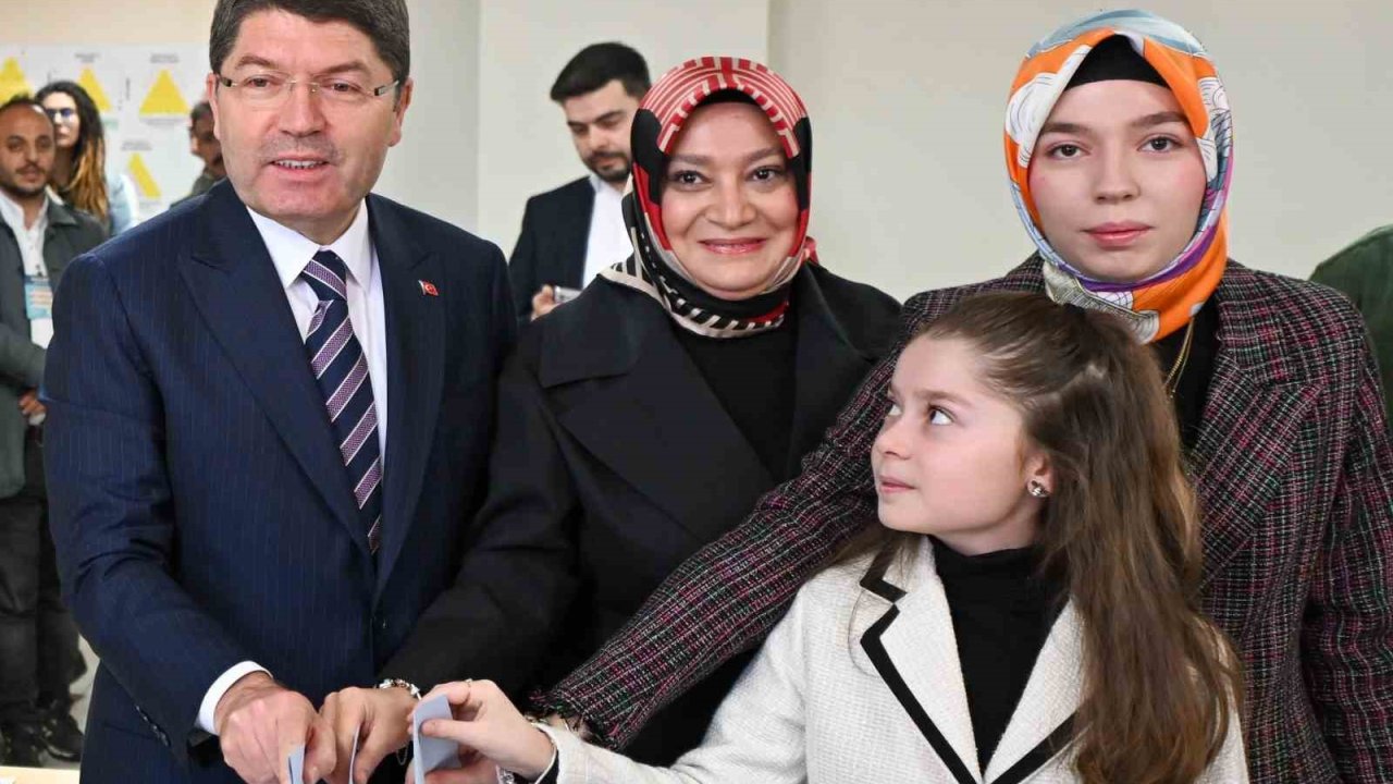 Adalet Bakanı Yılmaz Tunç ve Ailesi Amasra'da Oy Kullandı