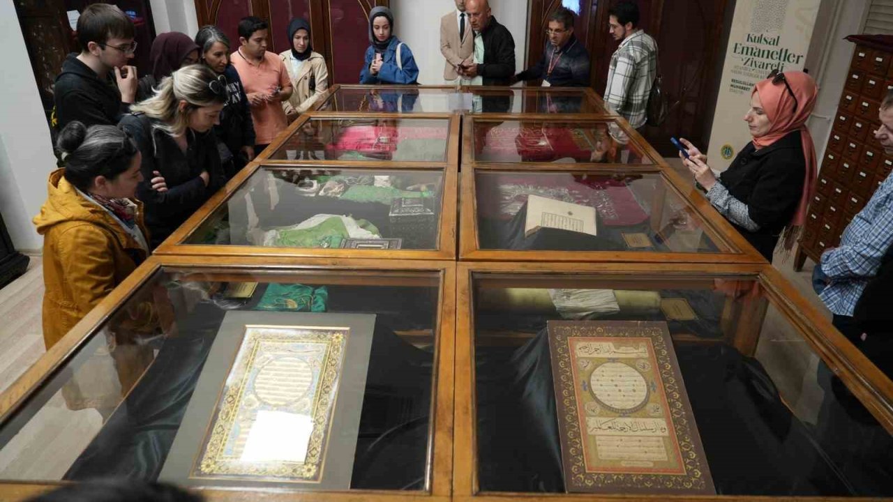 İstanbul Üniversitesi'nde 100 Yıl Sonra Gün Yüzüne Çıkan Kutsal Emanetler Sergisi