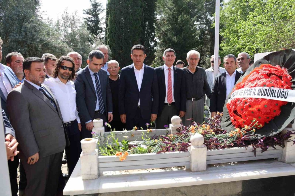 Dünya ve olimpiyat şampiyonu İsmet Atlı kabrinin başında yad edildi!