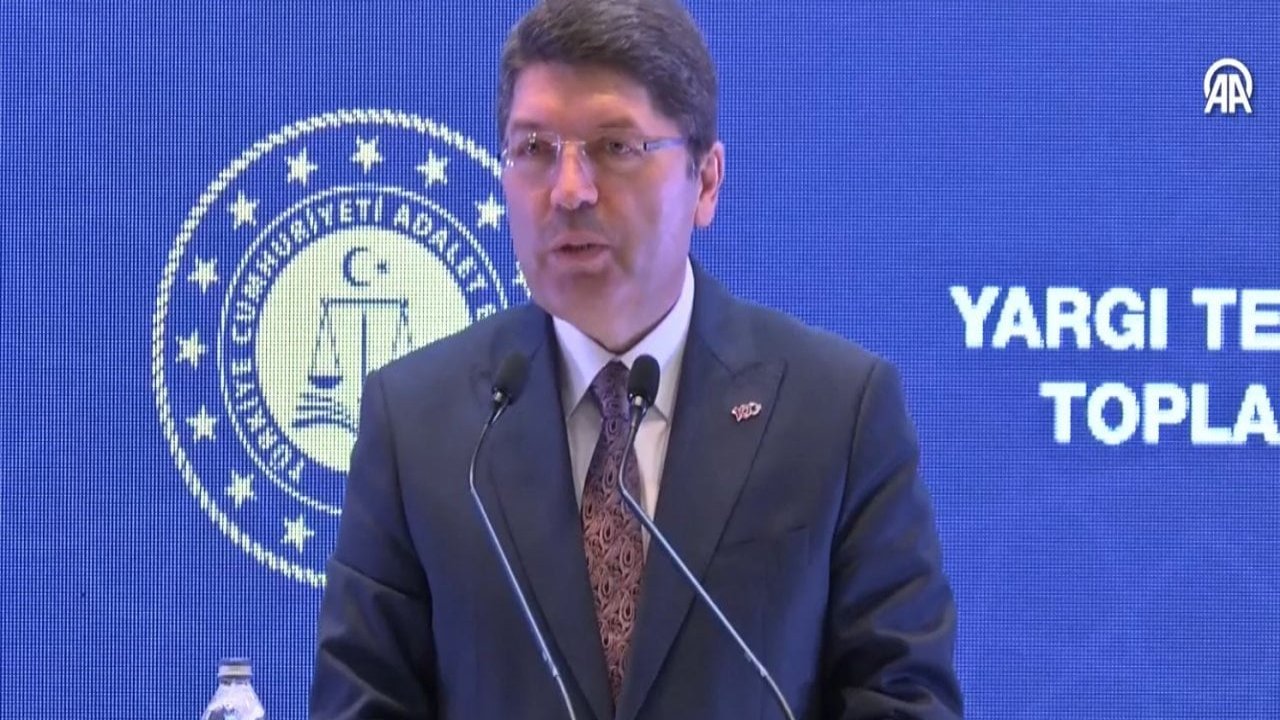 Bakan Tunç, seçim döneminde oy istediğini unutarak, baroları siyaset yapmakla suçladı!