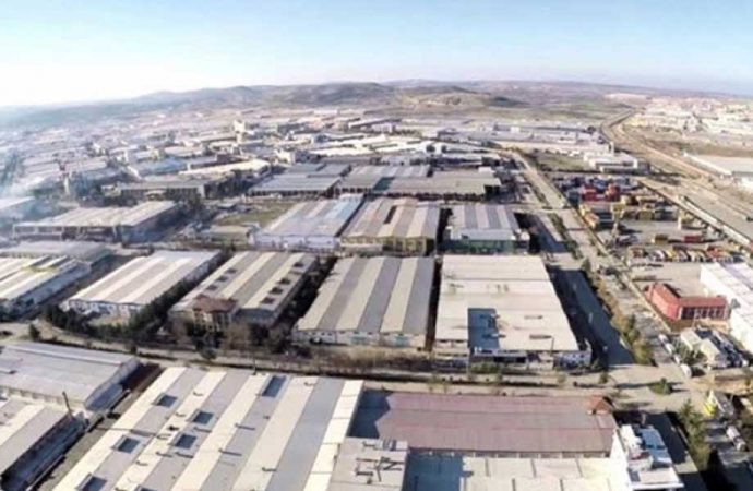 Koronavirüs belirtileri göstermesine rağmen izin talebi reddedilen fabrika işçisi, fabrikada bayıldı