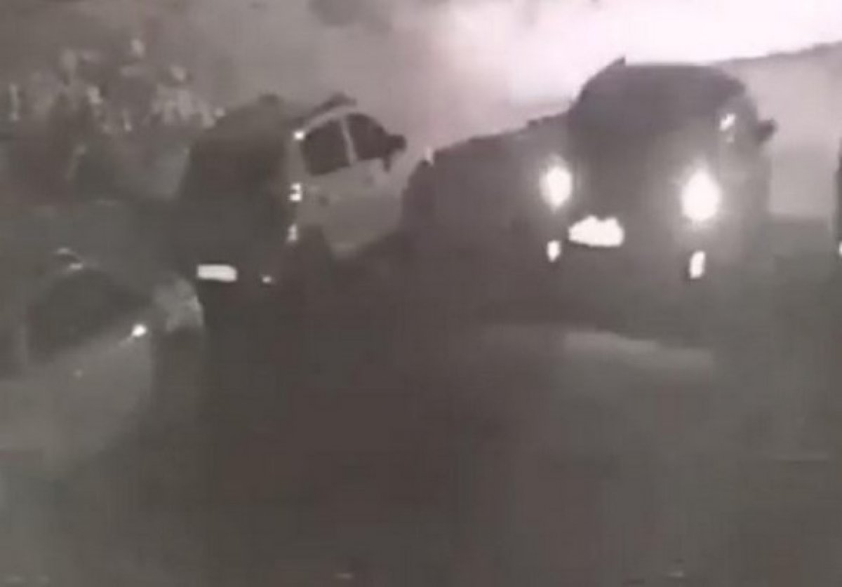 Yürekleri sızlatan anlar kamerada! Aracıyla uyuyan köpeğin üzerinden geçti, yoluna devam etti!