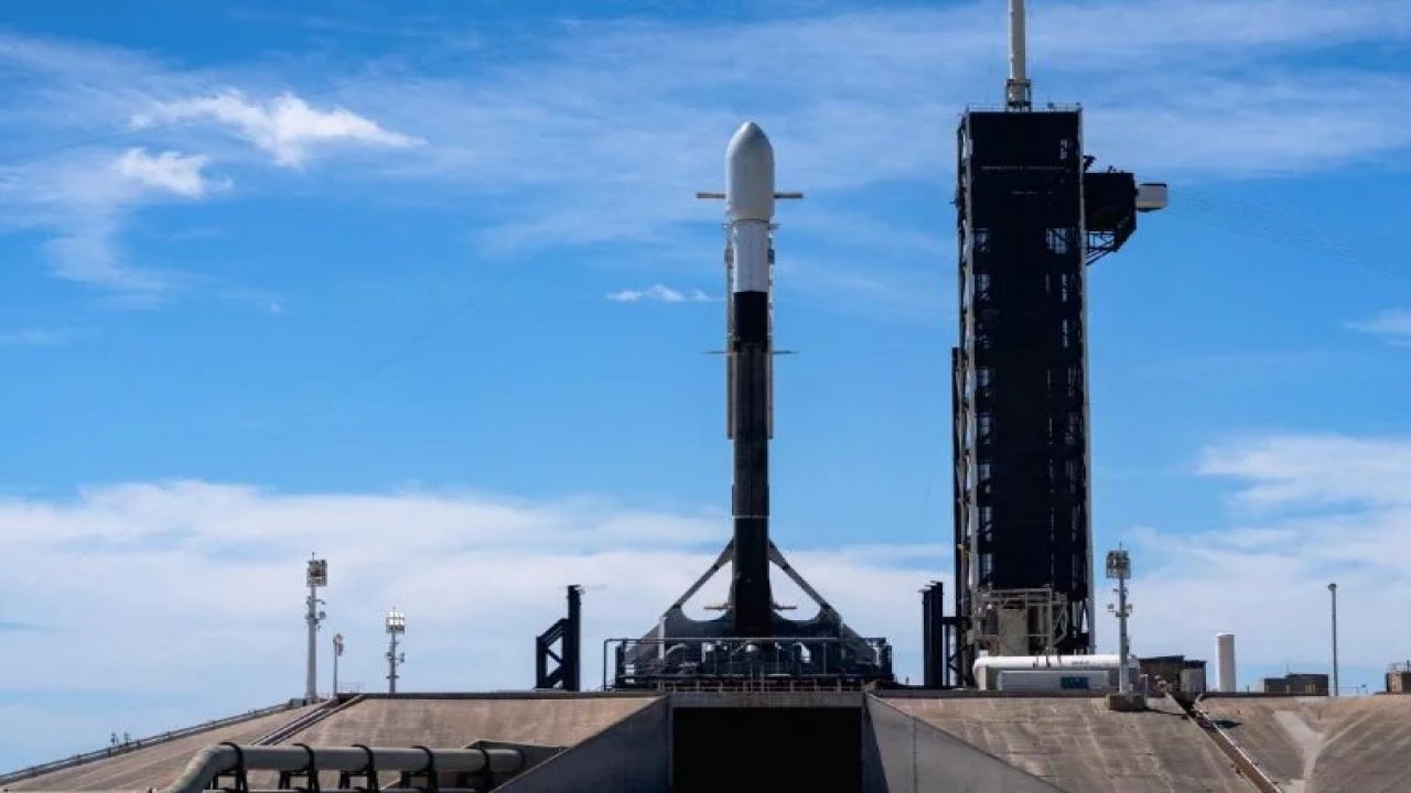 Güney Kore, İkinci Yerli Askeri Casus Uydusunu Falcon 9 Roketiyle Yörüngeye Fırlattı
