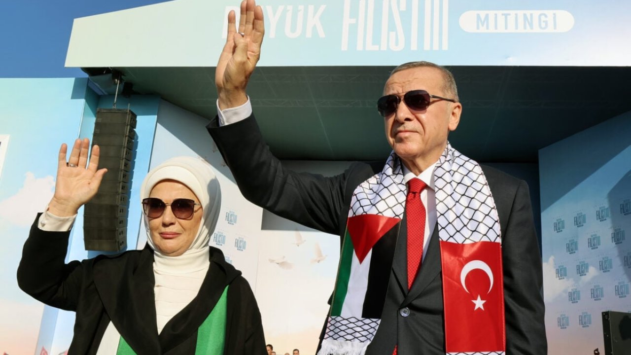 Karar yazarı Akif Beki: Meğer duayla Starbucks boykotundan başka silahlarımız da varmış