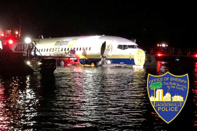 Florida'da uçak pistten çıktı!