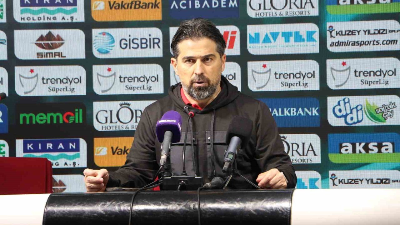 İlhan Palut: Çaykur Rizespor, Antalyaspor Maçında Güçlü Performansıyla 3-0 Galip!