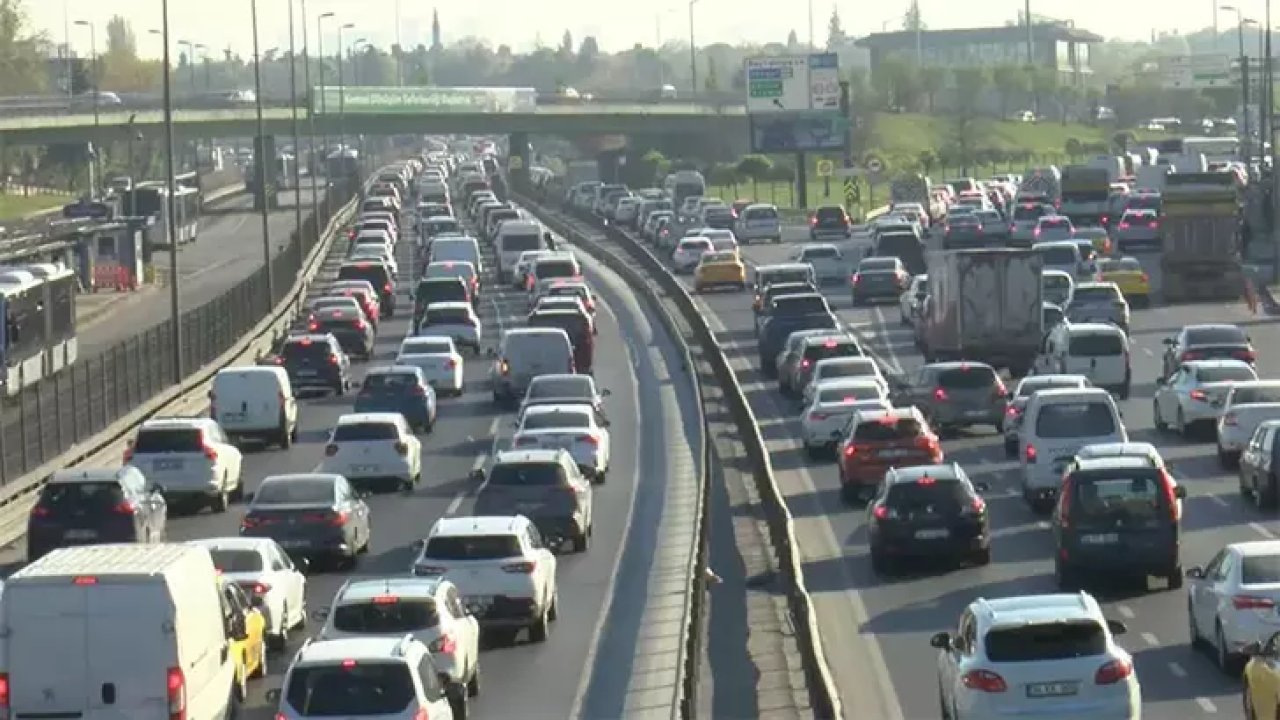 İstanbul'da bayram tatilinin ardından ilk iş gününde trafik yoğunluğu oluştu