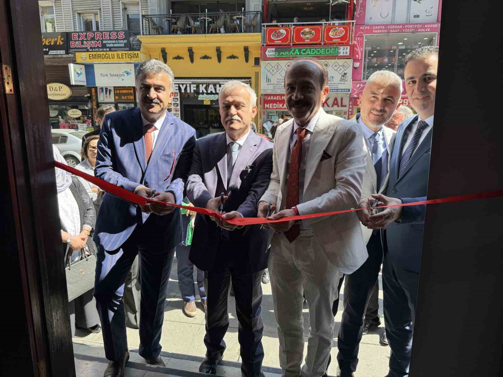 Türkiye'nin Ünlü Ressamlarından Oluşan Sergi Ziyaretçileri Büyüledi