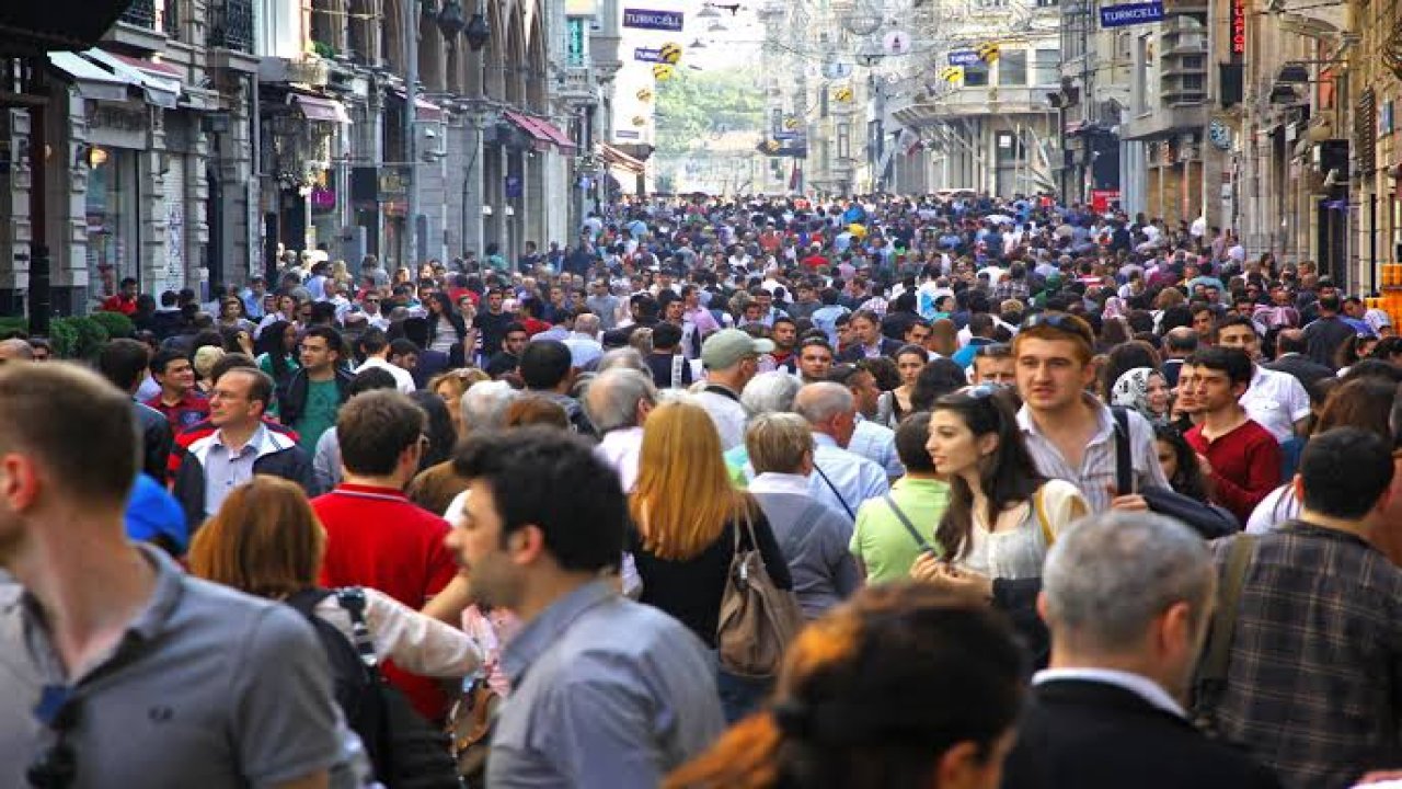 Mutluluk Eğilimleri: Türkiye'de Gençler ve Yaşlılar Arasındaki Farklılıklar