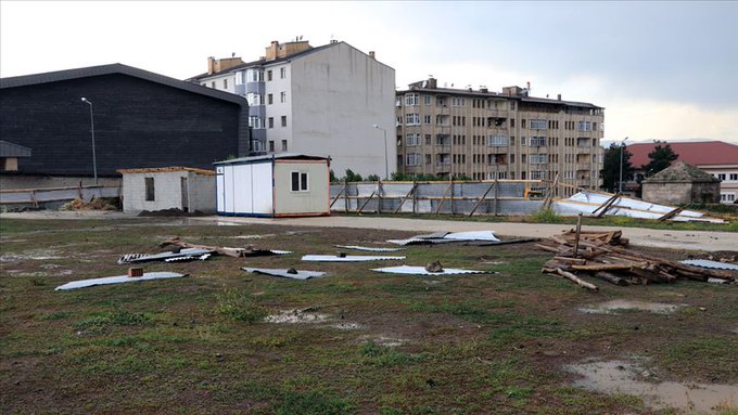 Erzurum'da hortum çatıları uçurdu!