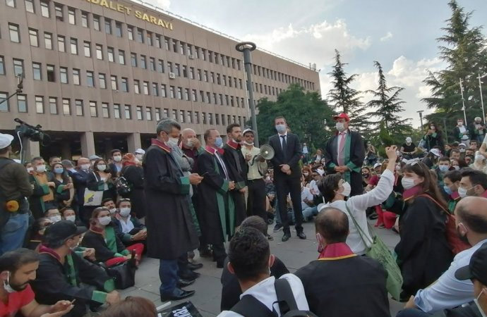 Meclis'te milletvekillerine baro başkanı yasağı