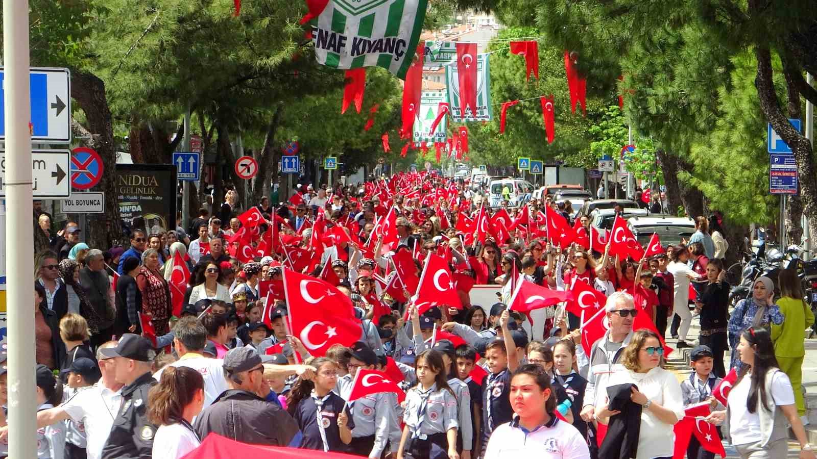 Muğla'da 23 Nisan Coşkusu: Kortej Yürüyüşü ve Halk Oyunları Gösterisi