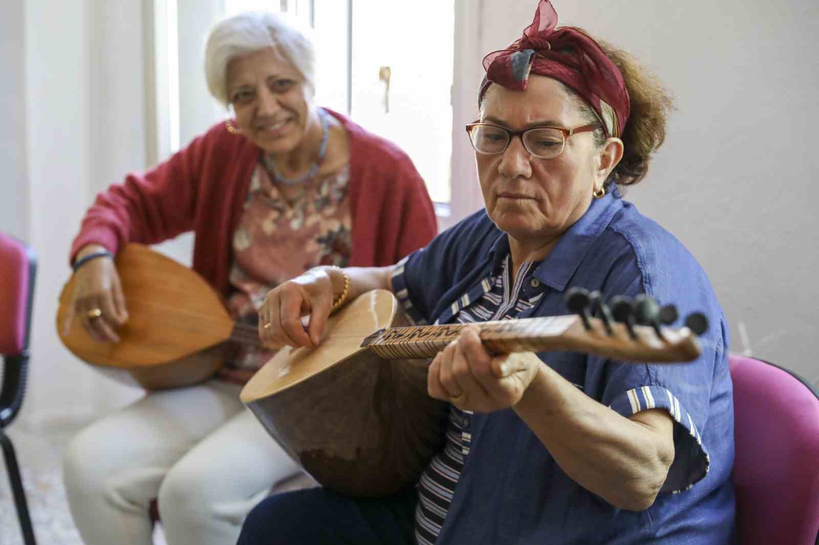 Erdemli'de Tömük Atölyesinde Kadınlar ve Çocuklar İçin Ücretsiz Bağlama Kursu
