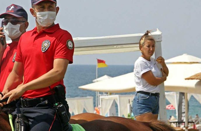 Çalışanlar locaların üzerine çıkıp direndi, çevik kuvvet sevk edildi