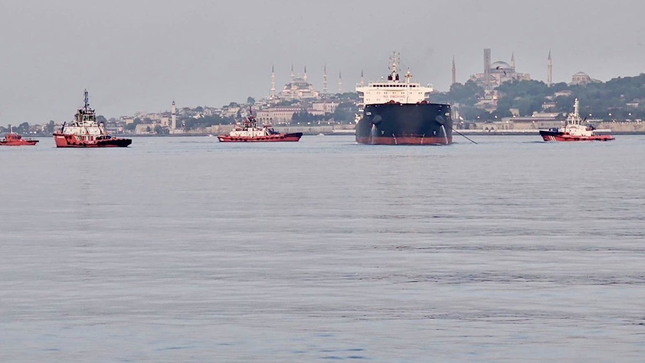 İstanbul Boğazı'nda gemi trafiği çift yönlü durduruldu