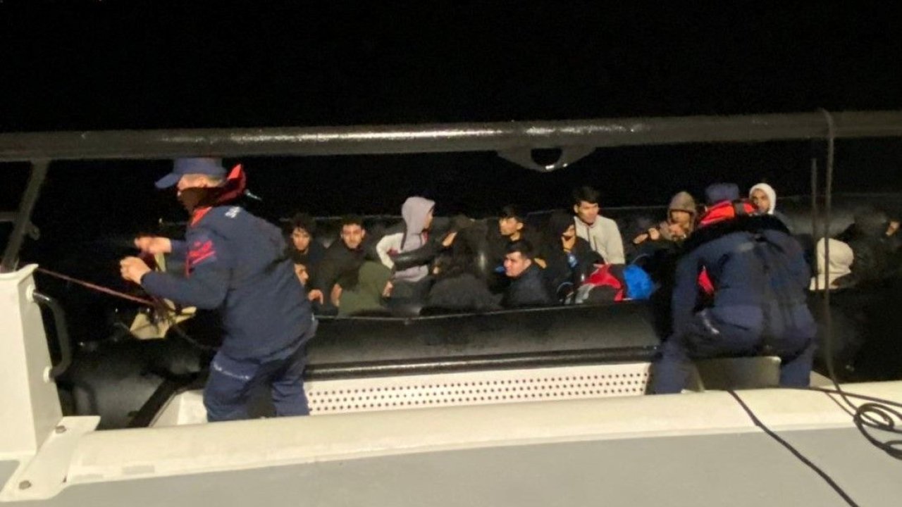 Dikili'de Sahil Güvenlik Operasyonu: 22 Düzensiz Göçmen Yakalandı