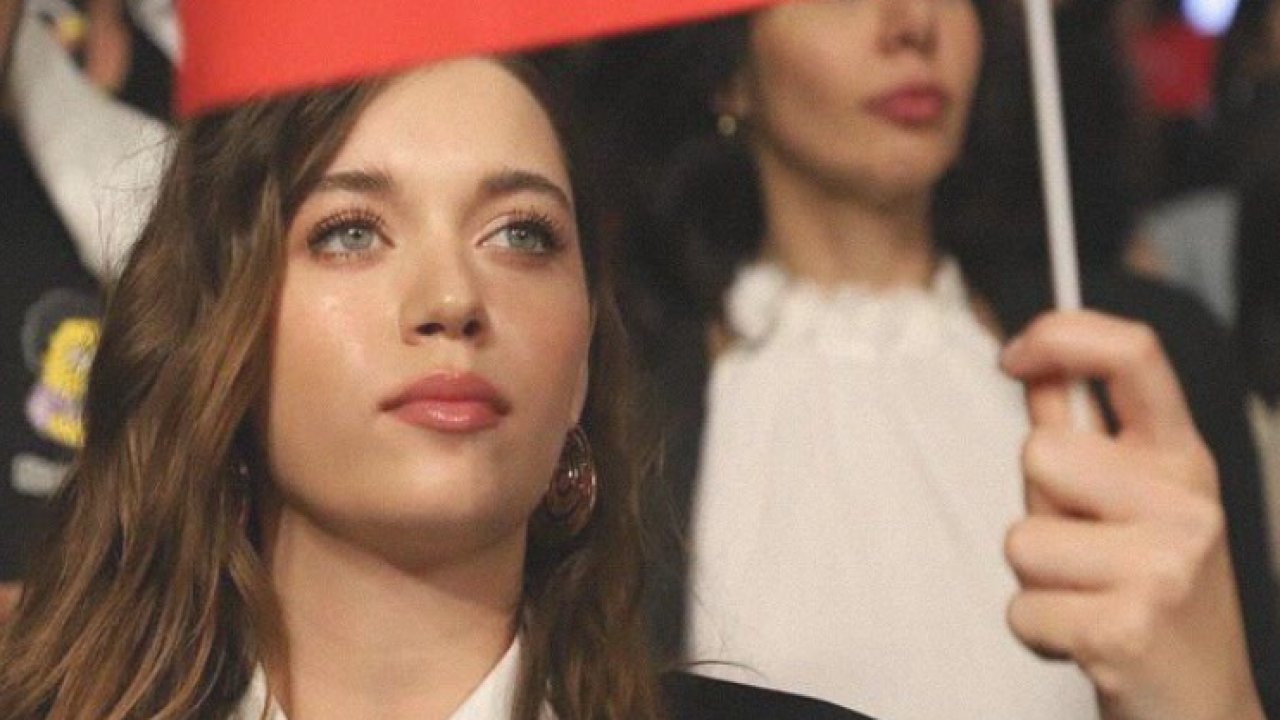 Afra Saraçoğlu’nun okul hayatıyla ilgili eleştirilere annesinden tepki geldi